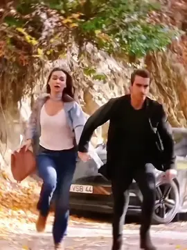 the way he protected her😮‍💨🫠❤️‍🔥 #asfer #siyahbeyazask #siyahbeyaz #siyahbeyazaşk #ferhatasli #aslicinar #ferhataslan #ferhat #asli #asliferhat #asliaslan #birce #birceakalay #birceibrahim #ibrahim #ibrahimcelikkol #ibrahimçelikkol #ibo #dizi #diziler #turkishseries #turkish #turkishdrama #turkishdizi #turkishtiktok #turkishdramas #turkishserie #kusucusu #aslicinar 