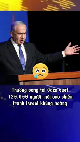 VOV.VN - Ngày 9/6, Nội các Chiến tranh Israel lâm vào tình trạng khủng hoảng nghiêm trọng sau khi một thành viên chính thức cùng một quan sát viên đồng thời tuyên bố từ chức, nhằm phản đối cách thức điều hành cuộc chiến tại dải Gaza của Thủ tướng Netanyahu. Bộ trưởng trong Nội các chiến tranh gồm 3 thành viên tại Israel tuyên bố từ chức chiều qua là ông Benny Gantz, cựu Bộ trưởng Quốc phòng và hiện là thủ lĩnh Đảng Liên minh quốc gia. Phát biểu trên truyền hình, ông Benny Gantz một lần nữa khẳng định Thủ tướng Benjamin Netanyahu đang thất bại trong cuộc chiến với lực lượng Hamas ở dải Gaza, kêu gọi người đứng đầu Chính phủ và Nội các chiến tranh ấn định thời điểm tổ chức bầu cử sớm để thành lập một Chính phủ mới nhận được sự tín nhiệm của người dân cũng như có khả năng đối mặt với những thách thức. Vài giờ sau tuyên bố từ chức của cựu Bộ trưởng Quốc phòng Benny Gantz, ông Gadi Eisenkot, quan sát viên trong Nội các chiến tranh và cũng là thành viên trong đảng Liên minh quốc gia, cũng tuyên bố từ chức và rời khỏi Nội các chiến tranh Israel. Phản ứng với quyết định từ chức của ông Benny Gantz, viết trên mạng xã hội X, Thủ tướng Netanyahu kêu gọi Chủ tịch đảng Liên minh quốc gia không rời khỏi mặt trận, nhấn mạnh rằng đây là thời điểm để đoàn kết các lực lượng tại Israel thay vì từ bỏ. Người đứng đầu Chính phủ và Nội các Chiến tranh Israel đồng thời cam kết sẽ tiếp tục cuộc chiến tại Gaza cho đến khi giành chiến thắng và đạt được tất cả các mục tiêu đề ra, đứng đầu là giải cứu các con tin và đánh bại lực lượng Hamas. Tuy nhiên, Thủ lĩnh phe đối lập Yair Lapid lại hoan nghênh quyết định từ chức của ông Benny Gantz. Lãnh đạo phe đối lập Israel cho rằng đây là thời điểm thích hợp để thay thế một Chính phủ cực đoan và thất bại bằng một Chính phủ có thể khôi phục an ninh cho người dân, đưa các con tin trở về nhà, tái xây dựng nền kinh tế đất nước và khôi phục vị thế quốc tế của Israel. Về phần mình, thay vì đưa ra bình luận với quyết định từ chức của thành viên Nội các Chiến tranh, Bộ trưởng An ninh Quốc gia Israel Itamar Ben Gvir đã lập tức gửi thư đề nghị Thủ tướng Netanyahu bổ sung ông này vào Nội các Chiến tranh, thế chỗ của cựu Bộ trưởng Quốc phòng Benny Gantz. Theo một số nhà phân tích khu vực, động thái từ chức của ông Benny Gantz và ông Gadi Eisenkot chưa thể khiến Nội các Chiến tranh cũng như Chính phủ liên minh tại Israel sụp đổ, song là một đòn giáng nặng nề vào nỗ lực của Thủ tướng Benjamin Netanyahu nhằm tập hợp lực lượng và lôi kéo sự ủng hộ của công chúng cho cuộc chiến kéo dài hơn 8 tháng và chưa xác định hồi kết tại dải Gaza. Tổng thương vong tại Gaza vượt 120.000 người Cơ quan Y tế Palestine cho biết, tổng thương vong trong chiến dịch tấn công tổng lực kéo dài hơn 8 tháng qua của quân đội Israel vào dải Gaza đã vượt 120.000 người, chủ yếu dân thường. Theo số liệu công bố tối 9/6 của cơ quan Y tế Palestine, các cuộc tấn công của quân đội Israel vào dải Gaza trong 24h qua đã khiến ít nhất 283 người chết và hơn 800 người bị thương, hầu hết là dân thường. Số thương vong mới nâng tổng số người chết và bị thương được xác định trong hơn 8 tháng Israel tấn công vào Gaza lên hơn 120.000 người, gồm 37.084 người chết và hơn 84.000 người bị thương. Ngoài ra, còn hàng nghìn người thuộc diện mất tích và nhiều khả năng cũng đã tử vong dưới các đống đổ nát do các cuộc không kích và pháo kích của Israel gây ra. Israel phát động cuộc chiến tổng lực vào dải Gaza ngày 7/10/2023, nhằm đáp trả cuộc đột kích bất ngờ của lực lượng Hamas vào miền Nam Israel trong sáng cùng ngày khiến gần 1.200 người chết và 252 người bị bắt làm con tin. Nhiều quốc gia và tổ chức quốc tế cáo buộc Israel phạm tội ác chiến tranh, tội ác diệt chủng và tội ác chống lại loài người tại Gaza. Trong đó, Nam Phi đã chính thức khởi kiện Israel phạm tội ác diệt chủng lên Tòa án Công lý Quốc tế (ICJ). Đáng chú ý, ngày 20/5 vừa qua, Trưởng Công tố Karim Khan của Tòa án Hình sự Quốc tế (ICC) thông báo đang còn nữa. #xuhuong 