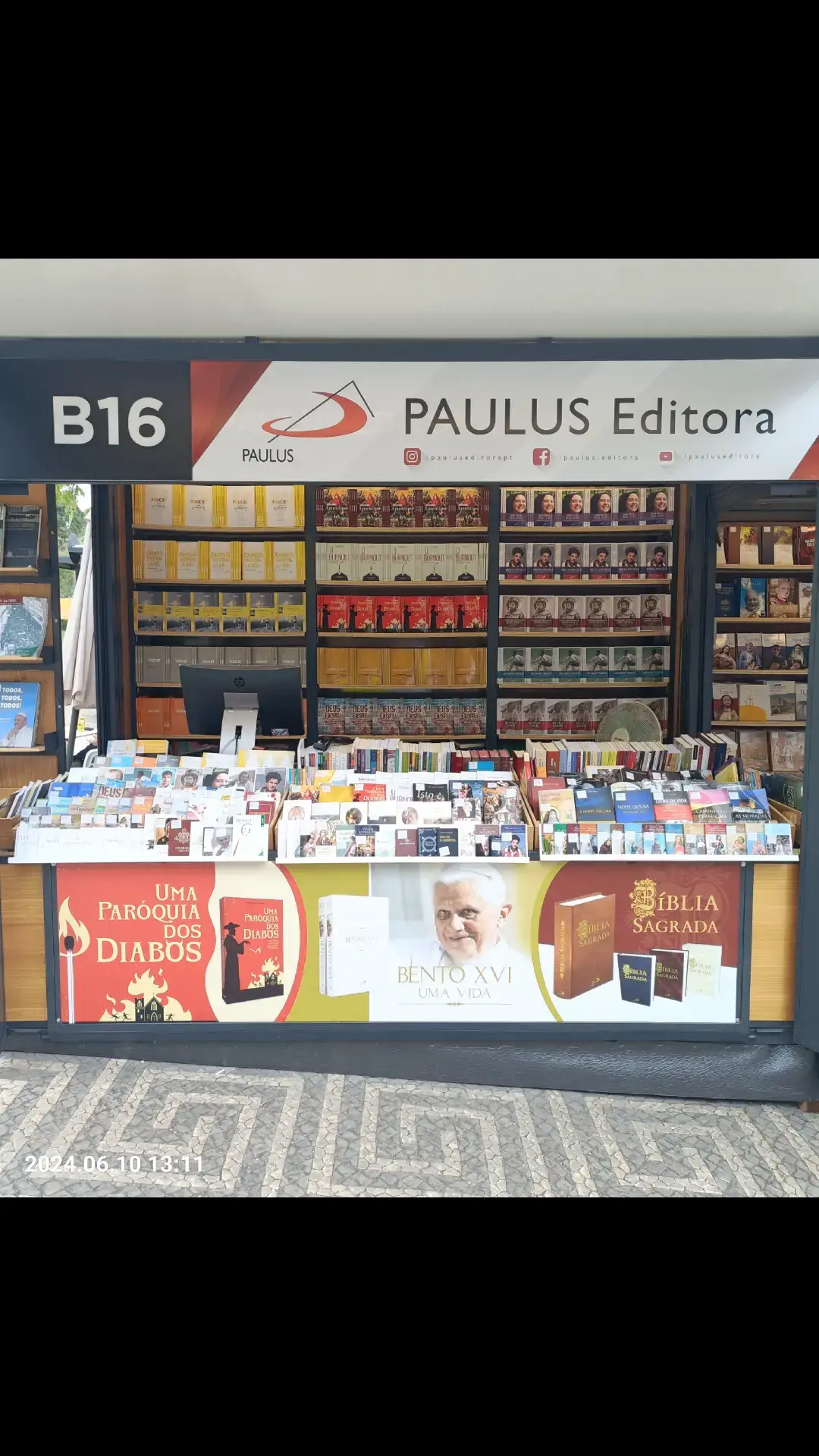 Passei pelo stand da Editora Paulus na Feira do Livro de Lisboa.  Comprei dois livros e, claro, tive o gosto imenso de ver Uma Paróquia dos Diabos e O Homem que acusou Deus em exposição para venda.  Feira do Livro de Lisboa  #PAULUSEditora #feiradolivro #feiradolivrodelisboa #feiradolivrodelisboa2024 #Paulus #pedroguerreirocavaco #umaparoquiadosdiabos #ohomemqueacusoudeus #lisboa #livros #livroseleitura #livrosemaislivros