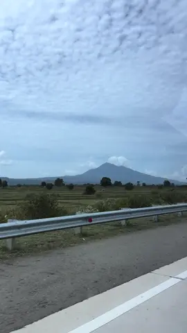 Salah satu pemandangan cantik di jalur lintas timur Sumatera 😍 #gunungseulawahagam  #gunungseulawahaceh  #gunungseulawahinong  #wonderfulindonesia  #visitaceh 
