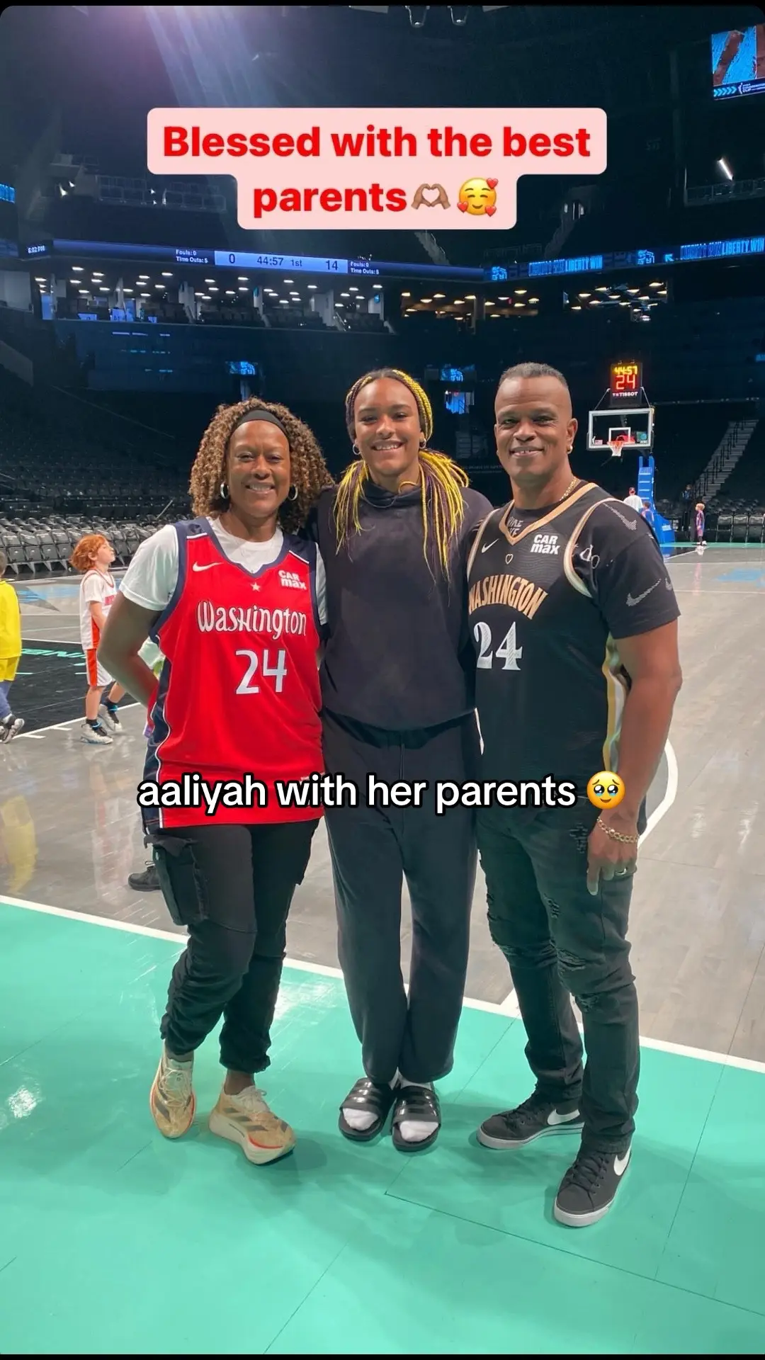 supportive family 🥹🙏 #aaliyahedwards #uconnhuskies #uconn #foryou #uconnbasketball #womensbasketball #viral #uconnwbb  #uconnwomensbasketball #fyp 