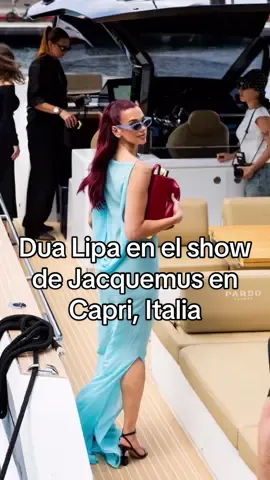 @Dua Lipa no ha faltado al exclusivo desfile de @Jacquemus celebrado esta tarde en Capri, Italia 🇮🇹 La cantante, que ha iniciado recientemente su última gira mundial, ha acudido de un impoluto turquesa al show. 📹: @enzoply  #DuaLipa #Jacquemus