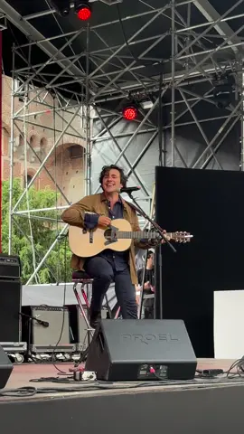 «Uno che canta in inglese, ma sogna in italiano» E ieri abbiamo sognato insieme, grazie @Radio Capital91 @Radio Deejay! E grazie a tutti voi per il vostro calore ❤️ #RadioCapital #CapitalLive #RadioDeejay #PartyLikeADeejay #JackSavoretti #newmusic #livemusic #live #performance #acoustic #fyp