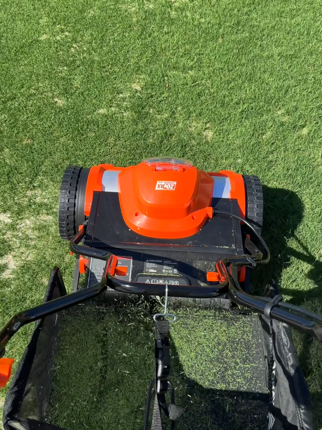 My first REEL mower, and I dig it! I've been leveling my lawn, cutting at 15mm. NOT sponsored, this baby was super cheap on Amazon, only $150. It's starting to look and feel like a real fairway ⛳️ fun new hobby #lawncare #reelmower