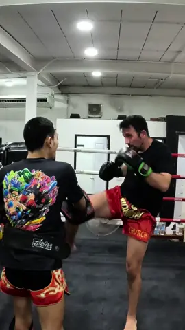 Entrenando Muay Thai por primera vez en Tailandia 🇹🇭 ¿ Tengo futuro ? #parati #muaythai #Vlog