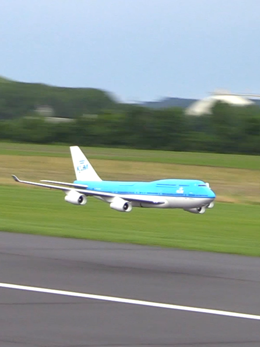 Check out this awesome clip of my friend flying his huge HSD 747 EDF jet out at the EDF Jet Jam.  First, you’ll see it soar past in slow motion, showing off its graceful lines and powerful presence.  Then, watch it again at full speed— the contrast really highlights how dynamic this model can be in the air.  It’s like watching two completely different flights in one! #scalemodel #rcplane #jumbojet #aviation #aviationgeek #awesomeness #instaplanes #aeroplane #scalemodelling #scaleaircraftmodelling #slowmotion #scalemodels #rcplanes #rcjet #avgeek #aviationlovers #aeroplanes #flyby #flight #jet