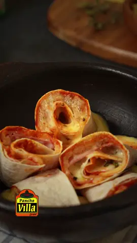 Los rollitos de pizza de jamón son un snack delicioso, perfecto para picar con los amigos y hasta una comida reconfortante para los días de invierno. Comparte esta receta con tus carnales los amantes de queso 🧀! #recetas #panchovilla #tacos #texmex #mexico #chile #homechef #cocinaencasa #cocina #cocinero #Receta #recetarápida #snacks #merienda #botanas #quesadillas