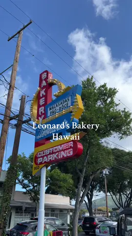Delicious malasadas after hiking Diamond Head  #hawaii #family #momtok #toddler #toddlermom #honolulu #vacation #travel 