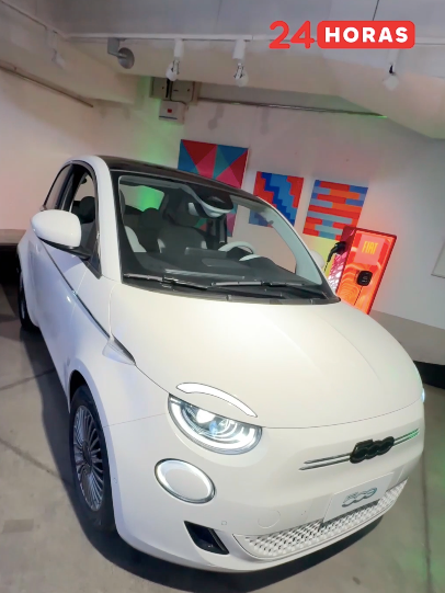 🚘 #Motores24 |  La electromovilidad está tomando cada vez mayor preponderancia en Chile con la incorporación de nuevos modelos al mercado, que han arribado con importantes mejoras en cuanto a su tecnología, seguridad y equipamiento. El Fiat 500e es uno de ellos, vehículo que debutó en el país con diversas innovaciones y que promete cautivar a los clientes con todos sus atributos. 📌 Entre las características que más destacan en este vehículo está su autonomía de 330 kilómetros y que demora 9 segundos en alcanzar los 100 km/h, con una aceleración de 60 km/h a 100 km/h en 4,8 segundos. 📌 En cuanto a su precio, el primer modelo eléctrico de la compañía en Chile tiene un valor de $25.990.000. 📌 El equipo de Motores 24 estuvo presente en el lanzamiento de este vehículo 100% eléctrico. Revisa todas sus características en nuestra nota titulada 