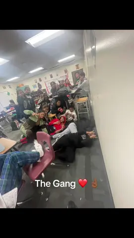 Mr. Washington’ Geography Class. Only Some of our pictures! #vibes #justvibetwin #hiphop #viral #icons #socialmedia #socialmediamarketing #rnb #blackkids #middleschool #7thgrade #funtimes #fypage #bet #onemillionaudition #amilliondreams #famous #blowthisup #student #worldpeace #genz #geny #millennial #trend #typeshi #ganggang 