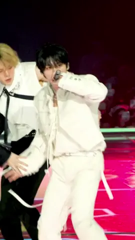 STRAY KIDS LEE KNOW 