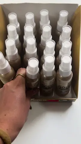 ✨Iluminador en spray ✨ 🧖‍♀️Aporta a la piel un brillo instantáneo y suave aroma  🧖‍♀️Contiene destellos de glitter que aporta brillo y luminosidad a la piek  -Fácil aplicación  -Agitar antes de usar  💸Por solo 2€💸 #leticiawell#iluminador#highlights #brillo#glitter #iluminadorcorporal #iluminadorliquido #iluminadorspray 