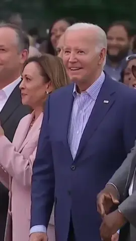 NO ONE’S HOME’- President Biden appears to freeze as Vice President Harris and others dance next to him at a Juneteenth event. #News #worldwidenews #Global #Biden #Viral