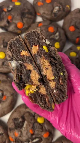 Peanut Butter Oreo Remix Cookies packed with reese’s pieces, oreos and stuffed with a peanut butter cup 😍 (Full recipe in video!) #oreocookiesandcream #peanutbuttercookies #cookiesandcream #cookiesncreamcookies #reesespieces #peanutbuttercups #chocolatecookies #chocolatepeanutbutter #viral 