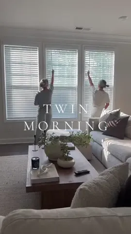 It’s giving parent trap (minus the part about living in seperate states) 👯‍♀️😂 #twinsisters #twinsoftiktok #parenttrap #parenttrapmovie #morningroutine #morning #morningvibes #spendthemorningwithus #spendthemorningwithme 