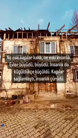 Ne eski kapılar kaldı, ne eski insanlık.  Evler büyüdü, büyüdü. İnsanlık da küçüldükçe küçüldü. Kapılar sağlamlaştı, insanlık çürüdü. #😞💔🥀🖤 #🥀💔 #🥀🖤 #😞💔🥀 #🤲🤲🤲 #ankara #keçiören #yozgat66 #çekerek #siirimsimisralar 