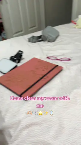 Come clean my room with my🫶🏻🫧⭐️✨🪞 #grwmsbyvitoria #blowthisup #osteogenesisperfecta #preppyaesthetic #clean #cleanmyroomwithme #cleaning #fypシ゚viral #fypppp #room #bedroom 