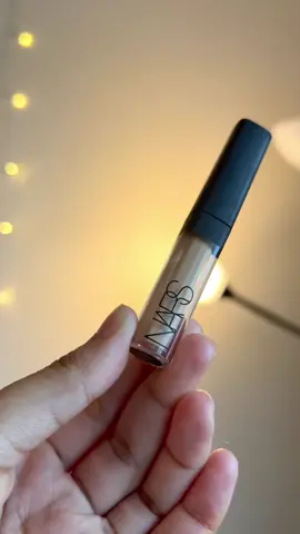 ✈️ Tatil öncesi tam sırası: Miniler!👌🏻 Orijinal boy (büyük) - 6ML Mini boy - 1,4ML NARS Radiant Creamy Concealer, kremsi yapıda ve ayarlanabilir kapatıcılığa sahiptir. 🖤Göz çevresindeki halkaları, koyulukları etkili şekilde örter. Lokal olarak yüzde istediğiniz yerde kullanabilirsiniz. Cildi nemli ve sağlıklı gösterir. 🖤Radyant bitişli olduğundan yorgunluk belirtilerini de azaltır. Cildinizle aynı ton ya da bir ton açık rengini yüzünüzün aydınlık, berrak ve taze göstermek istediğiniz yerlerine uygulayabilirsiniz. 🖤Kat kat uygulasanız bile çizgilerde birikmeye, ciltte ise kurumaya sebep olmadığı gözlenmiştir. 🖤Amerika’nın en çok satan kapatıcısıdır. 16 saat boyunca dayanıklıdır ve cilde 24 saat boyunca nem verir. Bu çok amaçlı kapatıcı, aydınlatma ve yüze boyut vermek için de kullanılabilir. #narsradiantcreamyconcealer 