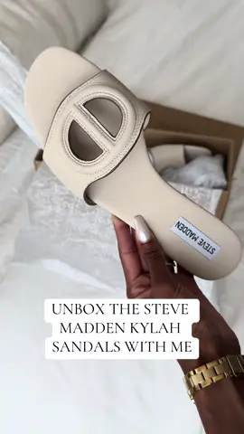 Summer vibes are here! 😍✨ $70 at @stevemadden but get 20% off by joining their mailing list!  #sandals #vacationlooks #summerlooks #summersandals #designersandals 