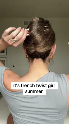 *goes to france one time* #frenchtwist #frenchtwisthair #frenchtwistwithclip #easyhairstyles #summerhairstyles2023 