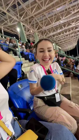 Pero ni con telescopio lograba atinarle a los jugadores. Pero el apoyo y los gritos los tenían al mil. 🙌🫶🇭🇳