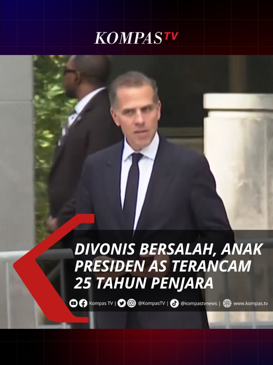 Juri federal pada Selasa (11/6/2024) menyatakan Hunter Biden bersalah atas tuduhan kepemilikan senjata api. Itu menjadi penuntutan kriminal pertama terhadap anak seorang presiden AS yang sedang menjabat. Putra Presiden Joe Biden itu dinyatakan bersalah atas tiga dakwaan kejahatan yang berasal dari pembelian pistol pada 2018 ketika ia kecanduan kokain. Hunter terancam hukuman hingga 25 tahun penjara. Namun, pelaku kejahatan pertama kali tidak diganjar hukuman maksimal, dan belum jelas apakah hakim akan menjebloskannya ke balik jeruji. Simak berita lainnya di www.kompas.tv! #VODKompasTV #TikTokBerita