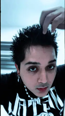 Os enseño como m hago los pelo pinxo mientras os cuelo mi musica #numetal #fyp #foryoupage #alt #nostalgia #early2000s #korn #linkinpark #deftones #limpbizkit #spikyhair #y2k #shoegaze #afliction #metalmulisha #grunge #swag 