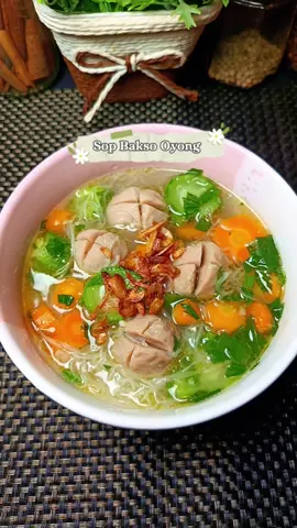 Sop Bakso Oyong Bahan :  10 pcs bakso 1 oyong 2 wortel 1/2 keping soun  1 liter air Bumbu halus :  1/2 sdt merica 4 bawang putih 2 batang daun bawang Bumbu iris :  6 bawang merah 1 batang daun bawang 1 batang seledri Bumbu lainnya :  Garam Kaldu sapi bubuk Micin  #sop #sopbakso #gambas #wortel #soun #sayur #menuharian 
