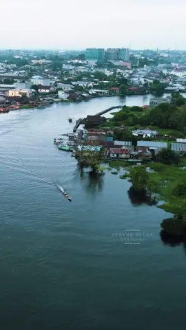 Pemandangan indah dan segar dari Pangkalan Bun dan Sungai Arut di Pagi Hari. #pangkalanbun #sungaiarut #kalimantantenggah #kotawaringinbaratpangkalanbun 