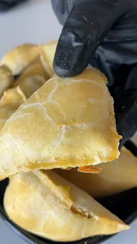 How gorgeous are these chicken pies?😍 #viral #viralvideo #bitesbox #smallchops #chickenpie 