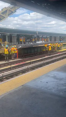 In case you’ve never seen outdoor subway track replaced, now you have #subwaycreatures #fyp #foryoupage #subway #iloveny #nyc #engineering #contractor 