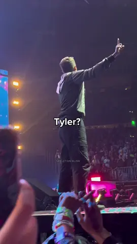 Pero Tyler 😨 #twentyønepiløts #tøp #tylerjoseph #joshdun #top #twentyonepilots #tøp #skeletonblink #fyp 