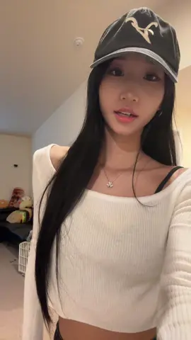 Trying to find a good hat is so hard cus tell me why i pull this hat out of my closet and it has been flattened insnaely flat and i spent like 10 mins bending it into a sort of hat shape - i decided to throw the hat back into the depths of my closet im never touching it again but this fit wouldve ate with a cute hat imo and the hat gave me a megamind shaped head