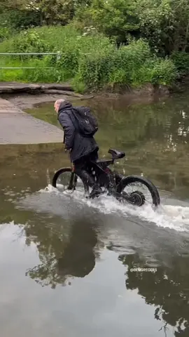 Interesting Technique…😂👏🏼 #Fyp #Flooding #WateryGatelane #Leicestershire #BENGREGERS #EBikes #Bikes #Cycle #funny #entertainment #RiverCrossing #Failed #whoops #fun #trending #UK #lol #waves #vans (Youtube: BENGREGERS 📲🎥)