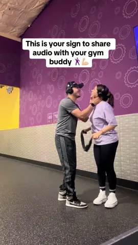 It definitely makes the gym more fun 🕺🏻🪩💪🏼 #fypage #couple #gym 