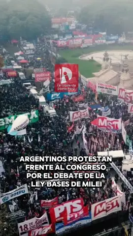 Argentinos protestan frente al Congreso por el debate de la Ley Bases de Milei.  Miles de argentinos 🇦🇷 se congregan frente al Congreso en protesta contra la Ley Bases propuesta por Milei, la cual busca legalizar el ajustes que perjudica a los trabajadores en beneficio de sus aliados millonarios 💼; en síntesis validar la política de pobreza y miseria para Argentina que viene aplicando💔.  #ProtestaCongreso #LeyBasesMilei #ArgentinaUnida #NoALaPobreza #Milei #Economía #PolíticaArgentina #ArgentinaEnCrísis