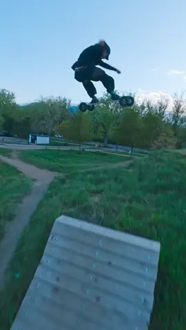 “It’s like snowboarding and mountainbiking had a baby”  Filmed by @Johnnysnipes  #mountainboarding #snowboarding #mountainbiking 