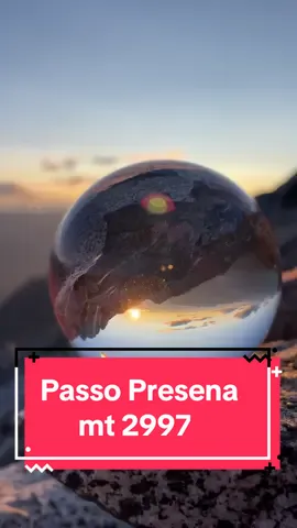 Al sorgere del sole, le cime maestose si tingono d’oro, e un mare di luce risveglia la quiete, donando vita ai sogni nascosti nel buio.  #alba #passodeltonale #paesaggio #lensball #alpi #mountain #trentino #italia 