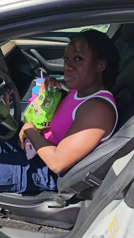 Can somebody come get her out the car 🤣 