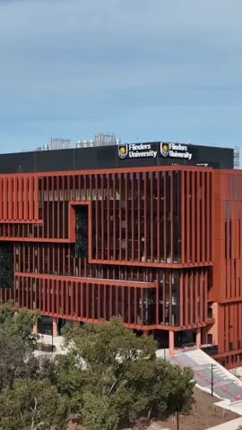 At 10 storeys high, Flinders University’s landmark Health and Medical Research Building at Bedford Park is the tallest building in Adelaide's southern suburbs.  #adelaide #southaustralia #medicalcentre #medicalresearch #flindersuniversity🇦🇺