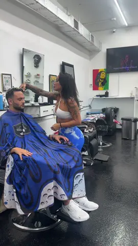 Hes got skills @michaelzuratti  #barber #skills #funnyreels #funny #skits 