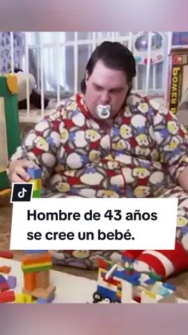 Stanley tiene más de 20 años viviendo como un bebé y se cree que su comportamiento se debe a un trauma de su infancia. #tiktokviral #historia #historiareal #viralvideo #video #viraltiktok #mundo #baby 