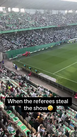 This crowd is too funny💀🤣 #Pubity (angeell_19 via ViralHog) 