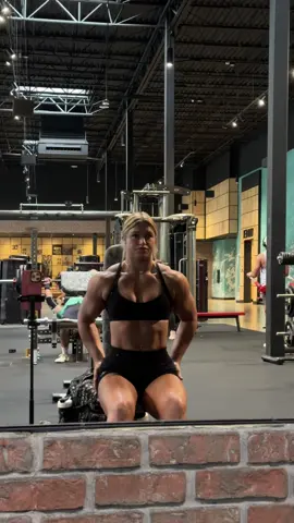 Y’all… I am actually shook rn!  It was clearly shoulder day😅  #FitTok #GymTok #gymgirl #girlswholift #girlswholiftweights #fitgirl #girlswithmuscle #bouldershoulders 