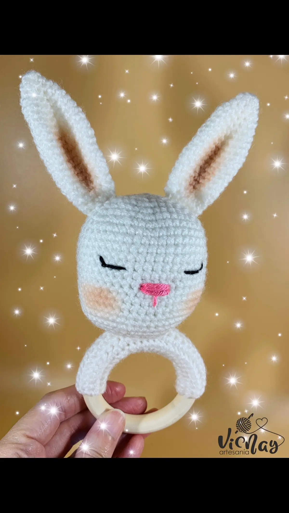 ✨🐰 Sonajero/mordedor Conejito 🐰✨  . 💟 Modelo sencillo pero igualmente adorable 😍💟 #hechoamano #sonajero #mordedoresbebes #conejito #artesania #vicnay #autonoma #emprendimiento #SmallBusiness #tiktok #viral #fyp 