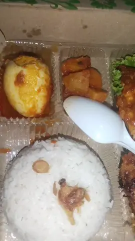Kelakuan siapa...🤣🤣🤣 #makan #nasikotak #videomakan  #fotomakanan 