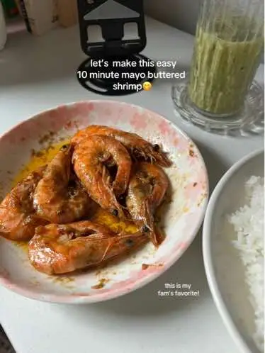 this is saurr easy to make! i like to keep a good amount of shrimp in the fridge cos you wouldnt know when you’ll see a seafood mukbang vid in your fyp🤨 #seafood #shrimp #shrimprecipe #butteredshrimp #garlicshrimp #FoodTok 