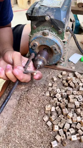 Quy trình gia công vòng trầm hương tự nhiên tại xưởng nhà em Tài.
