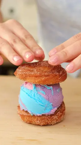 Churros lembut garing + ice cream di tengah! Siapa si yang bisa nolak? #WallsUnicorn @Wall's Ice Cream 