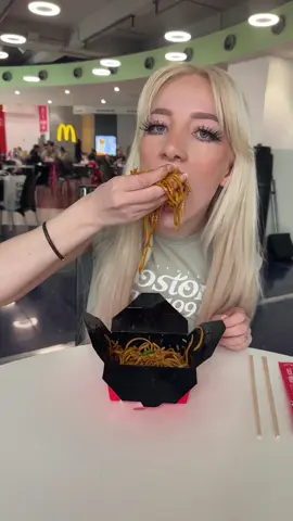 Only hot girls eat with their hands 🤷‍♀️ 